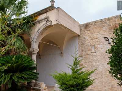 L�ultima ala del chiostro si interrompe bruscamente a met�, lasciando scoperto il resto della struttura